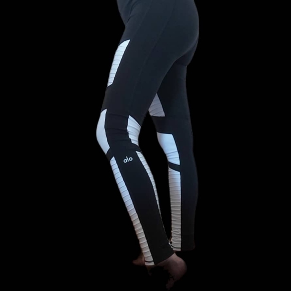 ALO Yoga  leggings . - Picture 8 of 14